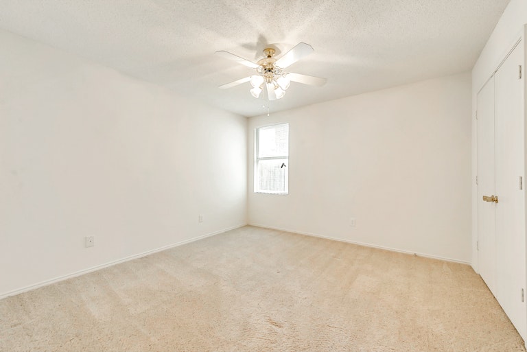 Photo 21 of 26 - 1945 Ramada Trl, Justin, TX 76247