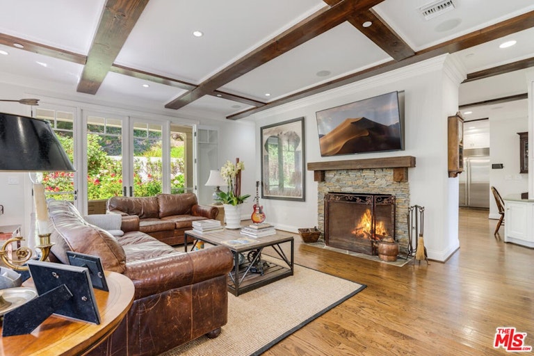 Photo 16 of 54 - 1136 Donaire Way, Pacific Palisades, CA 90272