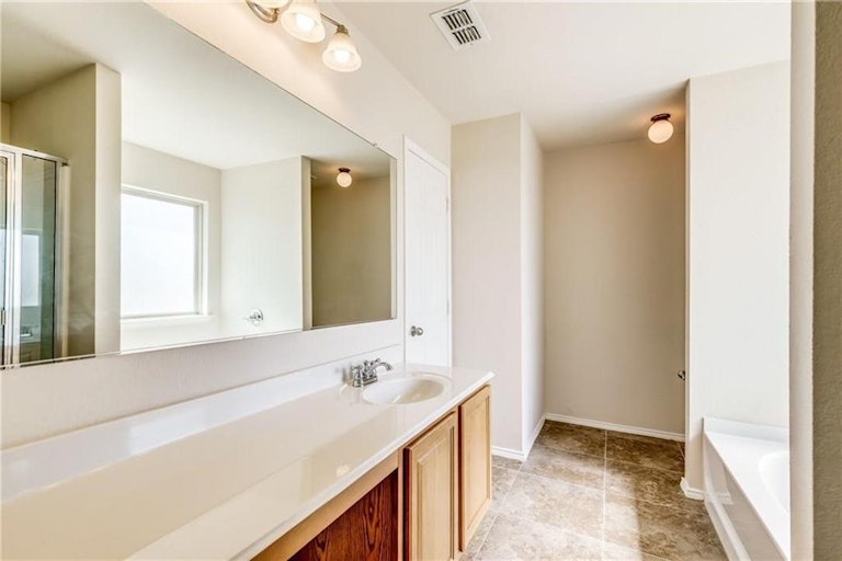 Photo 21 of 33 - 10045 Pronghorn Ln, Fort Worth, TX 76108