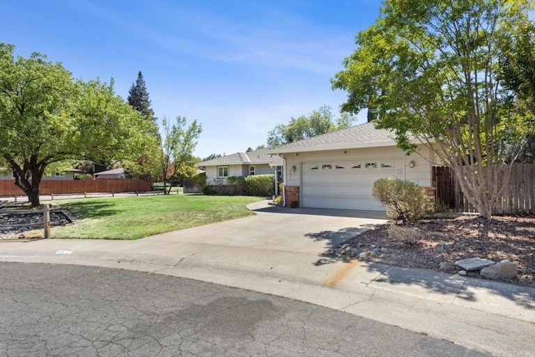 Photo 3 of 30 - 4617 Foutz Ct, Sacramento, CA 95821