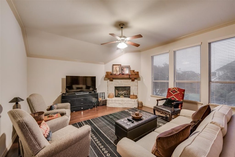 Photo 13 of 38 - 2222 Fallbrooke Dr, Grand Prairie, TX 75050