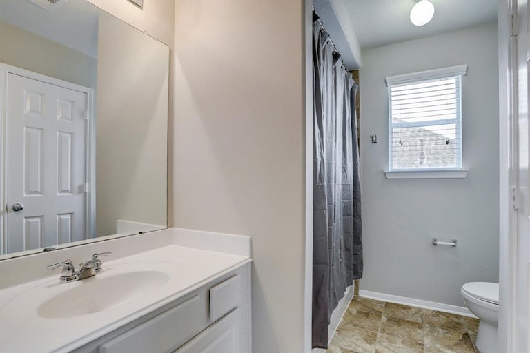 Photo 14 of 32 - 1910 Grandoak Dr, Pearland, TX 77581