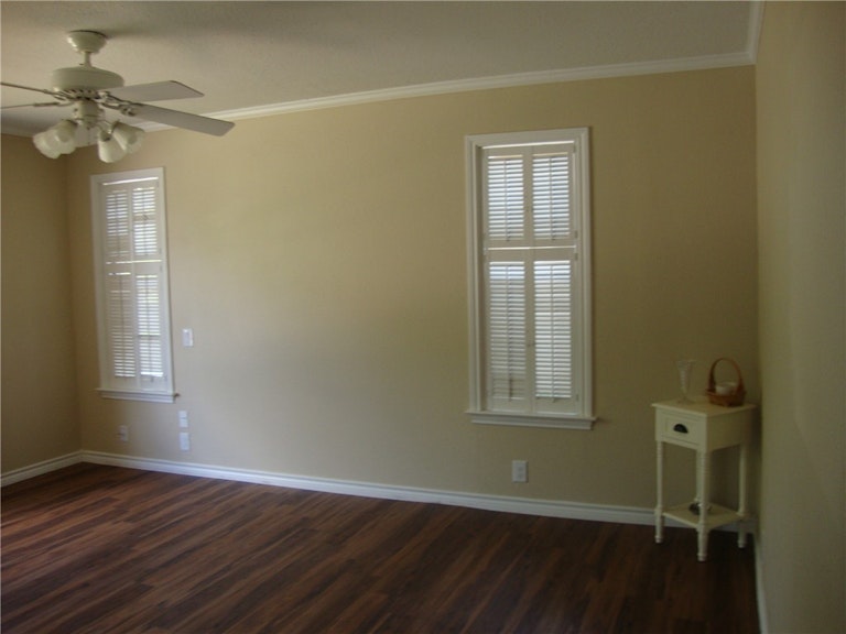 Photo 17 of 25 - 10716 Sunny Ln, Jonestown, TX 78645