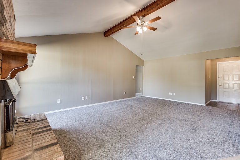 Photo 6 of 19 - 2117 Lea Meadow Cir, Corinth, TX 76208