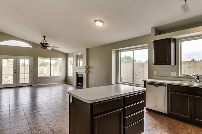 Photo 10 of 35 - 18450 N 31st St, Phoenix, AZ 85032