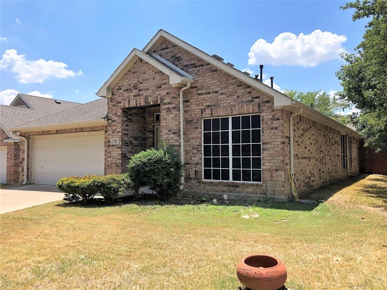 Photo 3 of 33 - 720 Red Elm Ln, Fort Worth, TX 76131