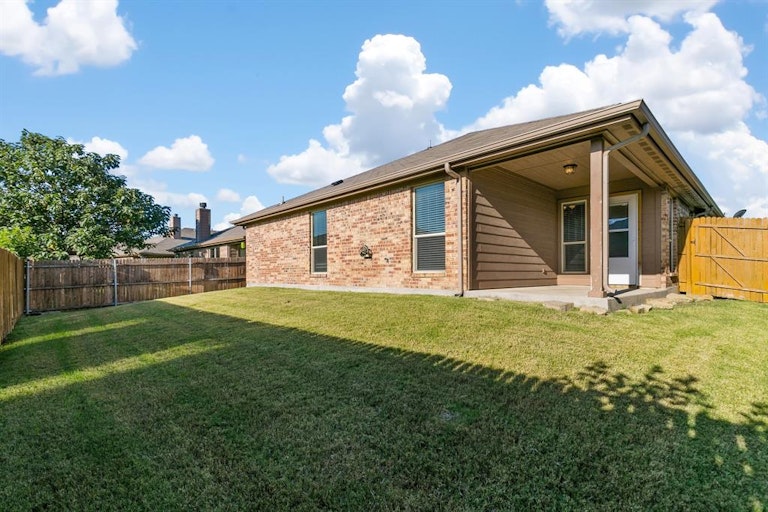 Photo 34 of 35 - 149 Spring Hollow Dr, Fort Worth, TX 76131