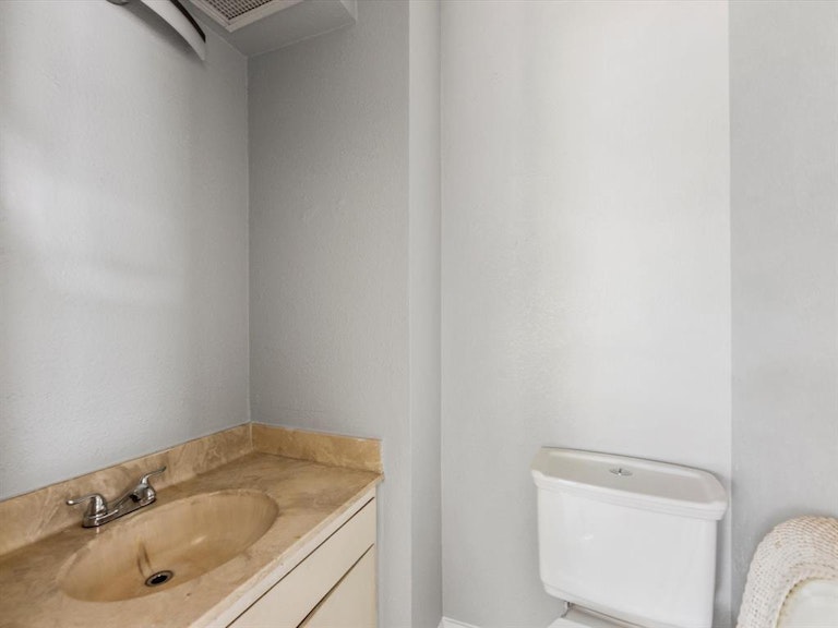 Photo 15 of 22 - 5310 Castlecreek Ln, Houston, TX 77053