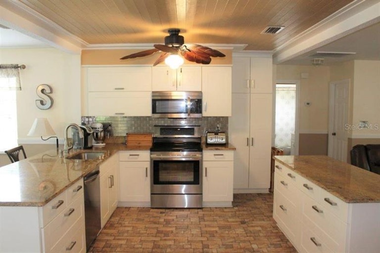 Photo 5 of 20 - 10315 Adler St, Spring Hill, FL 34608