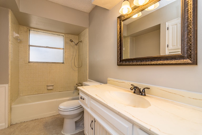 Photo 17 of 29 - 1017 Townsend Ln, Desoto, TX 75115