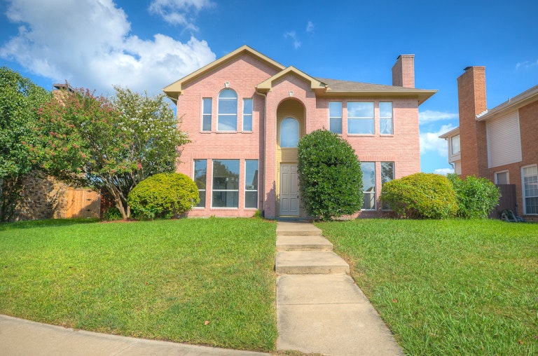 Photo 1 of 32 - 3922 Bach Blvd, Carrollton, TX 75007