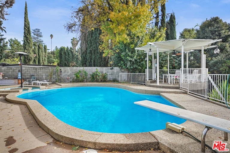 Photo 3 of 23 - 18116 Chardon Cir, Encino, CA 91316