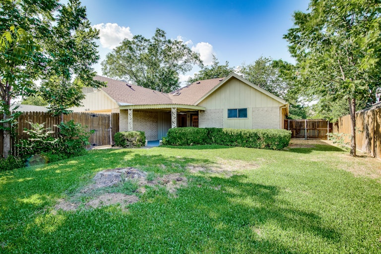 Photo 27 of 27 - 2618 Meadowridge Dr, Garland, TX 75044