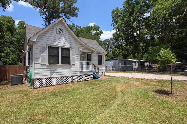 Photo 5 of 15 - 892 Mansfield St, Houston, TX 77091