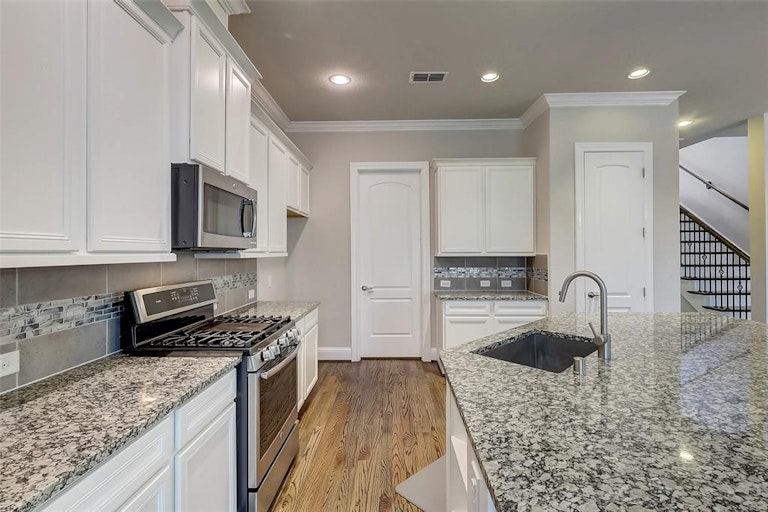Photo 20 of 40 - 1704 Oak Leaf Pass Dr, Houston, TX 77055