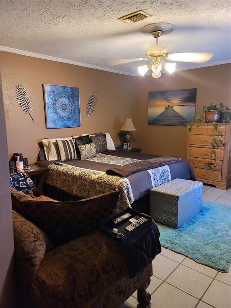 Photo 18 of 38 - 6450 Dellfern Dr, Houston, TX 77035
