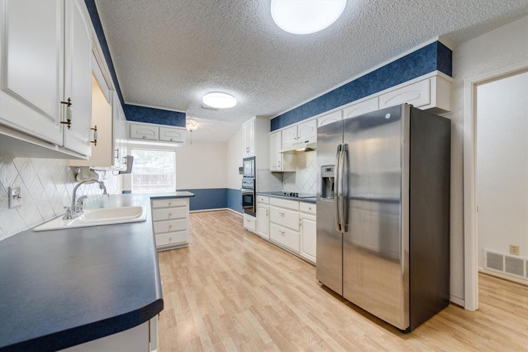 Photo 11 of 40 - 312 Greenbriar Ln, Colleyville, TX 76034