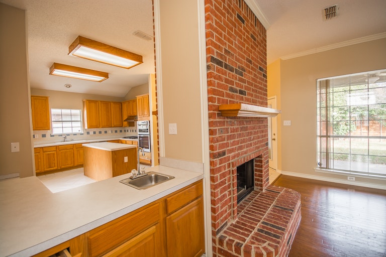 Photo 5 of 30 - 2906 Spartacus Dr, Grand Prairie, TX 75052