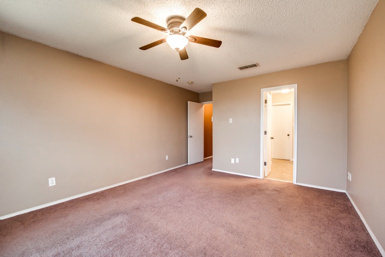 Photo 14 of 25 - 10612 Towerwood Dr, Fort Worth, TX 76140