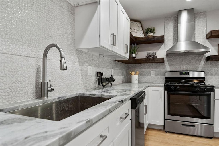 Photo 4 of 25 - 4927 Hialeah Dr, Houston, TX 77092