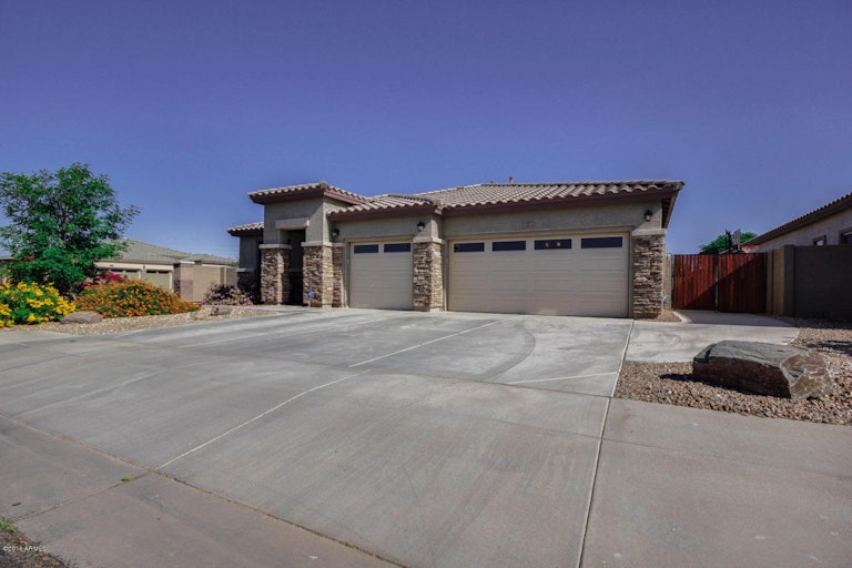 Photo 2 of 17 - 10828 E Roselle Ave, Mesa, AZ 85212