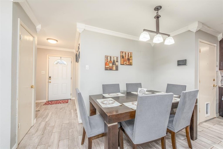 Photo 13 of 23 - 3805 Glenmont Dr, Fort Worth, TX 76133