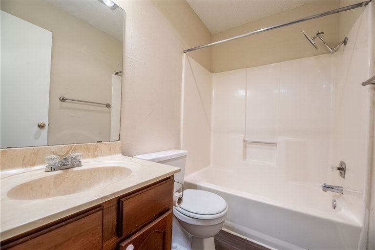 Photo 13 of 32 - 9000 Mountain Ridge Dr, Austin, TX 78759