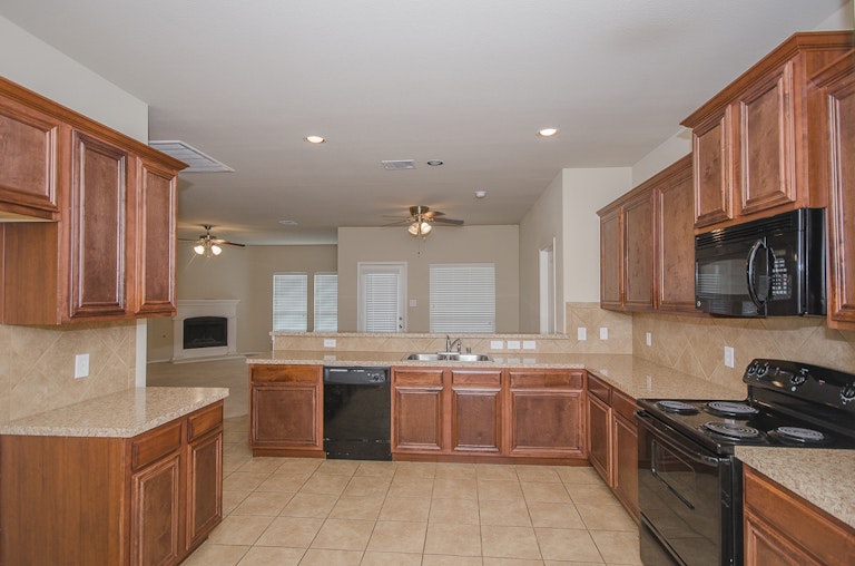 Photo 13 of 44 - 9713 Mulligan Dr, McKinney, TX 75072