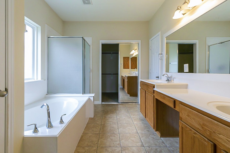 Photo 6 of 31 - 5703 Langham Dawn Ln, Houston, TX 77084