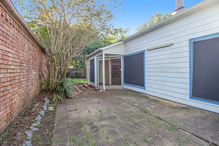 Photo 7 of 17 - 8914 Beau Monde Dr, Houston, TX 77099