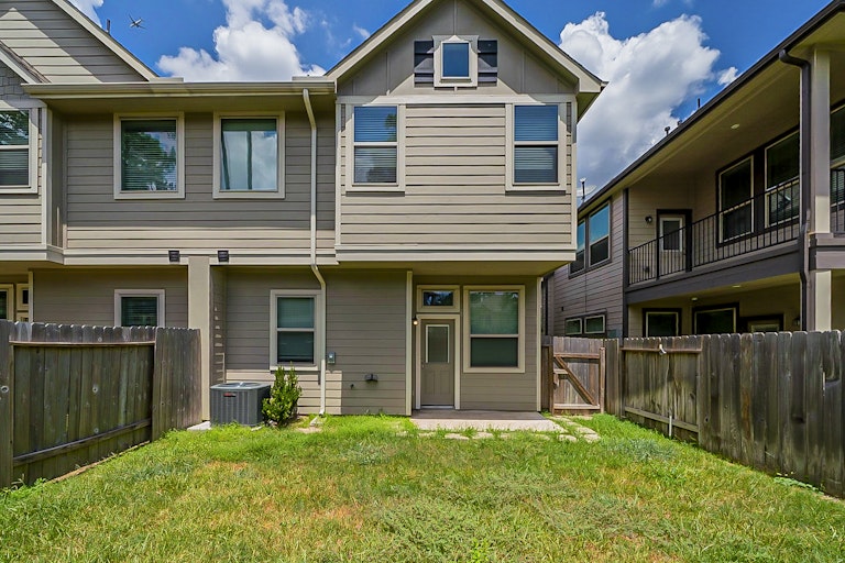 Photo 7 of 32 - 12426 Alora Bluff Trl, Humble, TX 77346