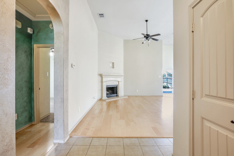 Photo 7 of 27 - 9124 Oldwest Trl, Fort Worth, TX 76131