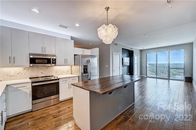 Photo 14 of 48 - 333 W Trade St #1501, Charlotte, NC 28202