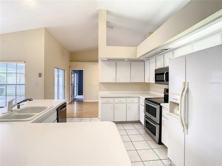 Photo 10 of 41 - 6923 Ashbury Dr, Lakeland, FL 33809