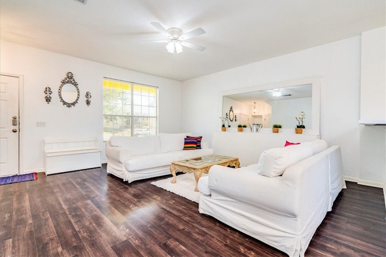 Photo 5 of 32 - 4703 Valcour Bay Ln, Austin, TX 78754