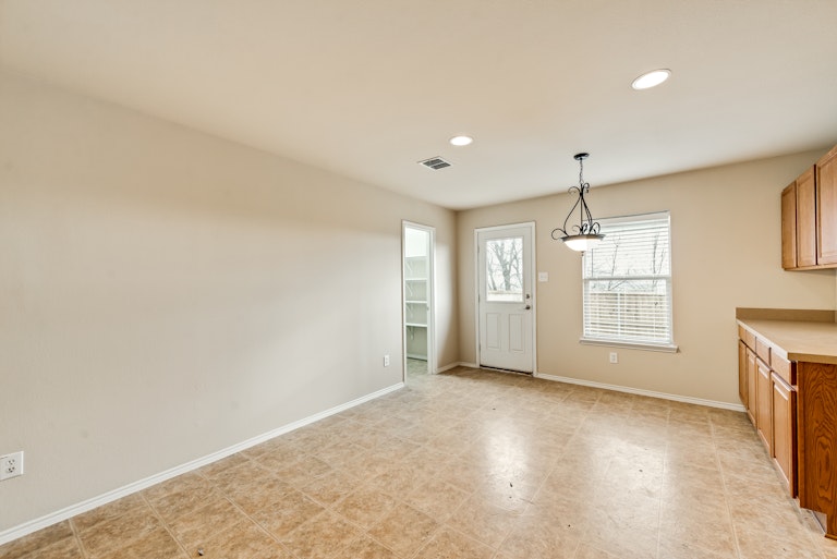 Photo 11 of 23 - 536 Laurel Ln, Fate, TX 75087