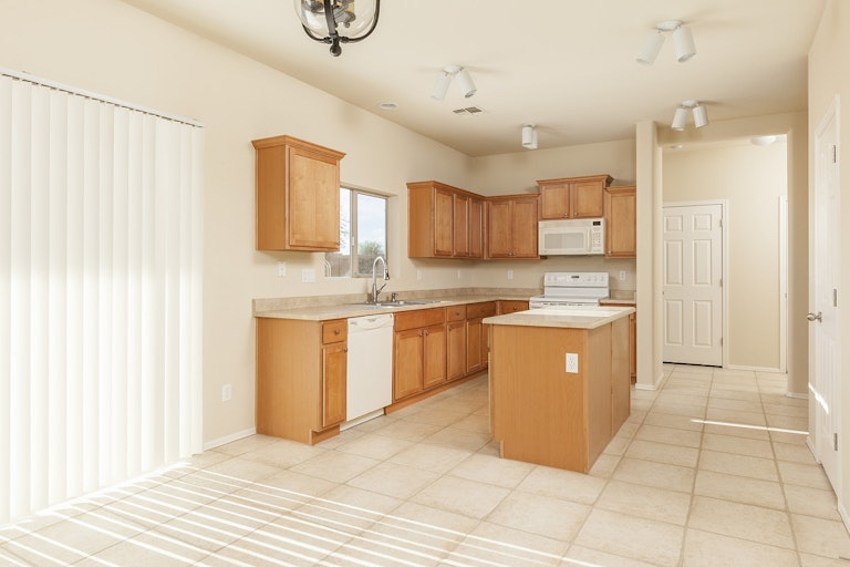 Photo 6 of 27 - 6704 S 54th Ln, Phoenix, AZ 85339