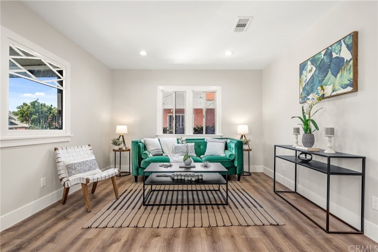 Photo 3 of 25 - 3321 W 27th St, Los Angeles, CA 90018