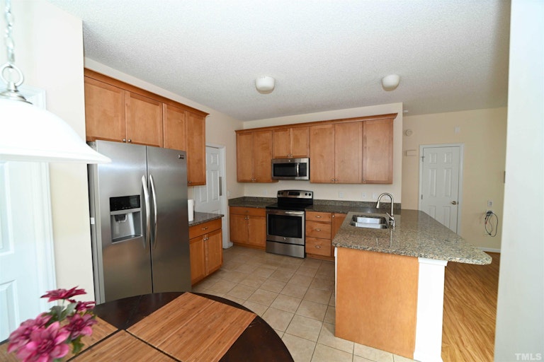 Photo 9 of 27 - 102 Lewey Stone Ct, Cary, NC 27519