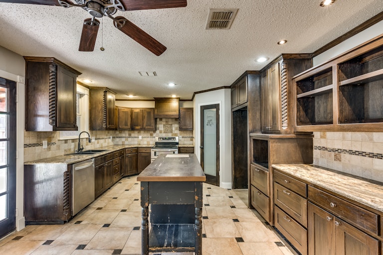 Photo 4 of 32 - 16408 Red River Ln, Justin, TX 76247