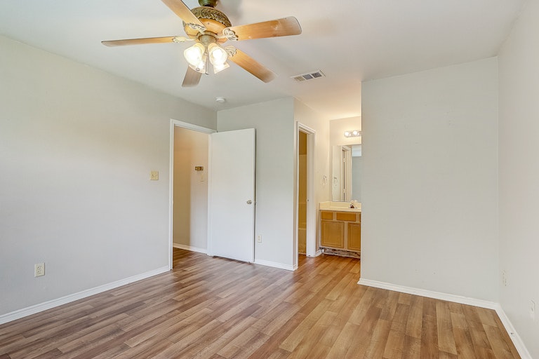 Photo 14 of 22 - 6814 Barrett Dr, Dallas, TX 75217