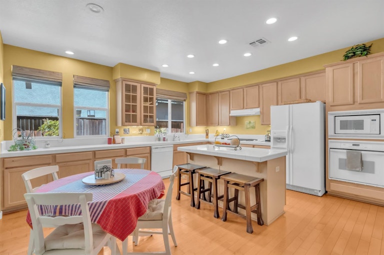 Photo 5 of 35 - 350 Westlake Dr, West Sacramento, CA 95605