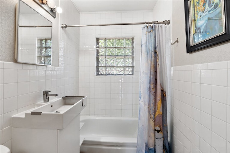 Photo 17 of 28 - 900 Clearfork St, Lockhart, TX 78644