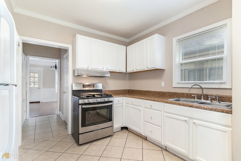 Photo 11 of 23 - 1028 Oakview Rd, Decatur, GA 30030