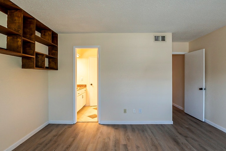 Photo 8 of 25 - 9326 Emberglow Ln, Dallas, TX 75243