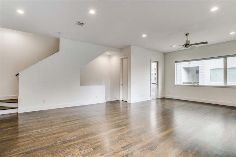 Photo 8 of 27 - 1234 Hyde Ct, Dallas, TX 75215