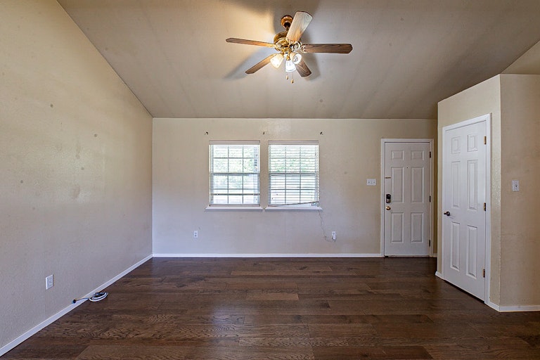 Photo 5 of 19 - 404 Murchison St, Farmersville, TX 75442
