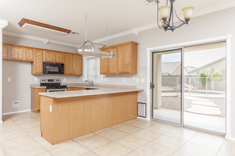 Photo 7 of 26 - 17833 W Maui Ln, Surprise, AZ 85388