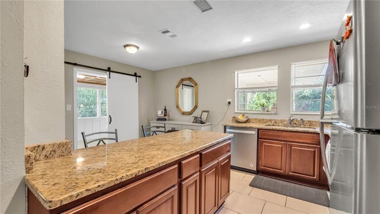 Photo 10 of 22 - 1030 E Walnut St, Lakeland, FL 33801