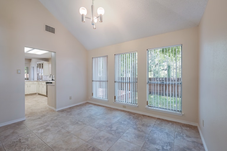 Photo 6 of 25 - 10138 Sandyglen, San Antonio, TX 78240
